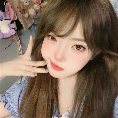 草莓月亮海报